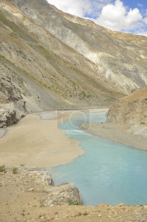 Foto de Conjunción de los ríos Zanskar e Indo que fluyen entre hermosas montañas secas en el valle de Nimmu, Ladakh, INDIA. - Imagen libre de derechos