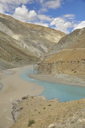 Foto de Conjunción de los ríos Zanskar e Indo que fluyen entre hermosas montañas secas en el valle de Nimmu, Ladakh, INDIA. - Imagen libre de derechos