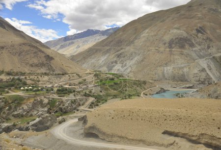 Foto de Sangam - Hermosa vista de la Confluencia de los ríos Zanskar e Indo en el Valle de Nimmu, Territorio de la Unión de Ladakh, INDIA. - Imagen libre de derechos