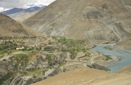 Foto de Sangam - Hermosa vista de la Confluencia de los ríos Zanskar e Indo en el Valle de Nimmu, Territorio de la Unión de Ladakh, INDIA. - Imagen libre de derechos