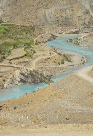 Foto de Sangam - Confluencia de los ríos Zanskar e Indo que fluyen a través de hermosas montañas secas en el valle de Nimmu, Ladakh, INDIA. - Imagen libre de derechos