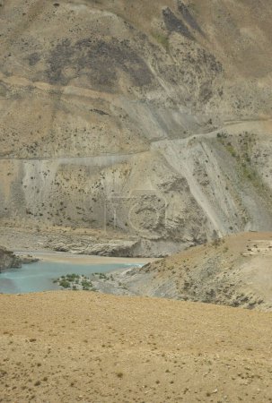 Foto de Confluencia de los ríos Zanskar e Indus en el valle de Nimmu que se encuentra en el territorio de la Unión de Ladakh, INDIA. - Imagen libre de derechos