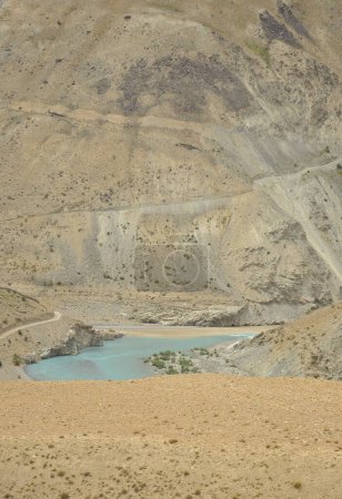 Foto de Confluencia de los ríos Zanskar e Indus en el valle de Nimmu que se encuentra en el territorio de la Unión de Ladakh, INDIA. - Imagen libre de derechos