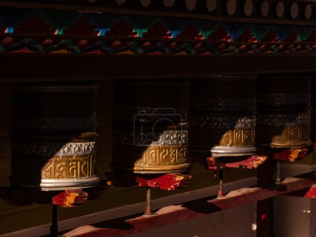 Téléchargez les photos : Leh, Inde - 18 juin 2022 : Cloches tibétaines au monastère de Diskit, le plus ancien et le plus grand monastère bouddhiste de la vallée de Nubra au Ladakh, dans le nord de l'Inde. - en image libre de droit