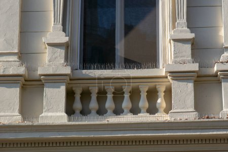 Foto de Espigas de control de aves, espigas anti-roosting, espigas de paloma o modificación del gallinero en la fachada de un edificio. - Imagen libre de derechos
