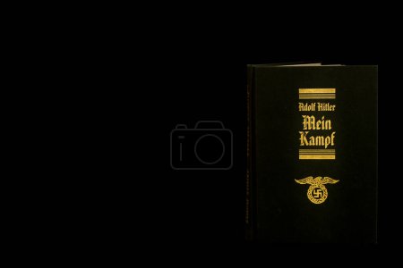Téléchargez les photos : Nova Bana, Slovaquie - 14 avril 2023 : Mein Kampf ("Ma lutte"). Livre écrit par Adolf Hitler. - en image libre de droit