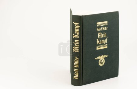 Téléchargez les photos : Nova Bana, Slovaquie - 14 avril 2023 : Mein Kampf ("Ma lutte"). Livre écrit par Adolf Hitler. - en image libre de droit