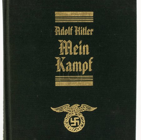 Foto de Nova Bana, Eslovaquia - 14 de abril de 2023: Mein Kampf ("Mi lucha"). Libro escrito por Adolf Hitler. - Imagen libre de derechos