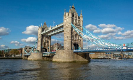 Tower bridge in London. Die Tower Bridge ist eine Hängebrücke mit einer Gesamtlänge von 244 Metern. London. Großbritannien.