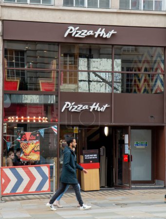 Foto de Londres, Reino Unido - 8 de mayo de 2023: Restaurante Pizza Hut en la ciudad de Londres. Pizza Hut es una cadena multinacional de restaurantes y franquicia internacional.. - Imagen libre de derechos
