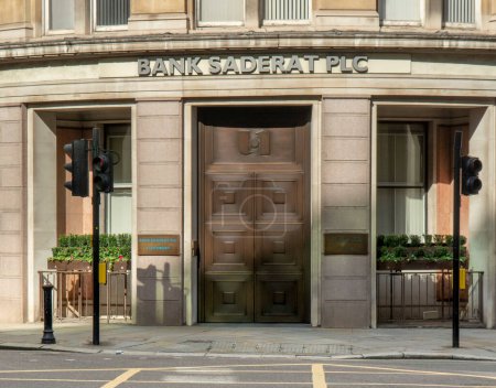 Foto de Londres, Reino Unido - 7 de mayo de 2023: sucursal del Bank Saderat PLC (BSPLC) en Londres. Bank Saderat PLC (BSPLC) es un banco internacional constituido en el Reino Unido especializado en la financiación del comercio internacional en todo el mundo. - Imagen libre de derechos