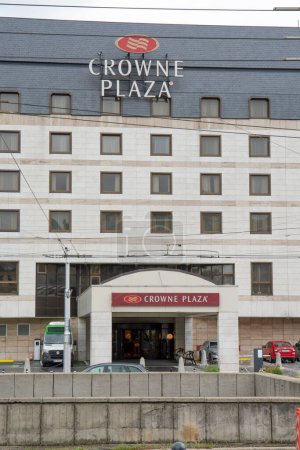 Foto de Bratislava, Eslovaquia - 3 de septiembre de 2023: El hotel Crowne Plaza en Bratislava. La marca Crowne Plaza es propiedad de InterContinental Hotels Group (IHG). - Imagen libre de derechos