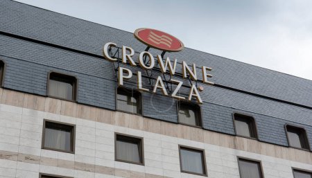 Foto de Bratislava, Eslovaquia - 3 de septiembre de 2023: El hotel Crowne Plaza en Bratislava. La marca Crowne Plaza es propiedad de InterContinental Hotels Group (IHG). - Imagen libre de derechos