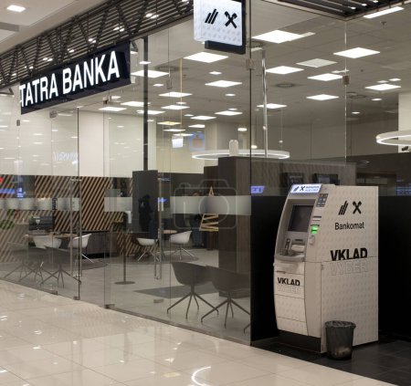 Foto de Nitra, Eslovaquia - 10 de diciembre de 2023: sucursal de Tatra banka (Tatra Bank) en el centro comercial Mlyny en Nitra. Tatra banka es un banco comercial en Eslovaquia. - Imagen libre de derechos