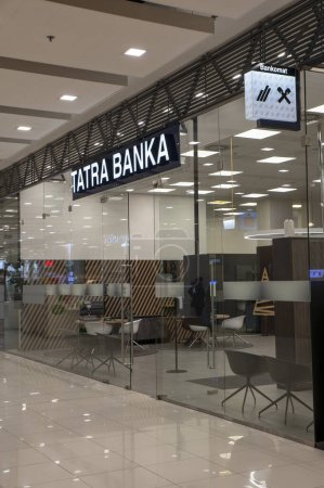Foto de Nitra, Eslovaquia - 10 de diciembre de 2023: sucursal de Tatra banka (Tatra Bank) en el centro comercial Mlyny en Nitra. Tatra banka es un banco comercial en Eslovaquia. - Imagen libre de derechos