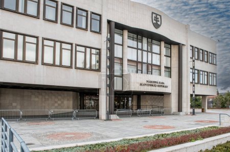 Téléchargez les photos : Le Conseil national de la République slovaque (Narodna rada Slovenskej republiky) bâtiment à Bratislava. Slovaquie. - en image libre de droit