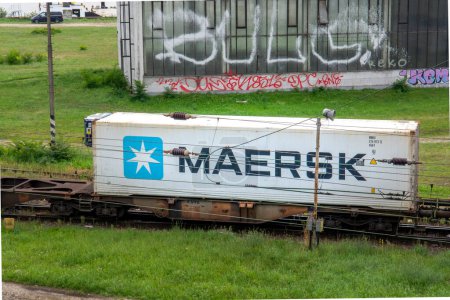 Foto de Bratislava, Eslovaquia - 03 de septiembre de 2023: Un tren tirando de una cadena de contenedores MAERSK en el Puerto de Bratislava. Países Bajos. - Imagen libre de derechos