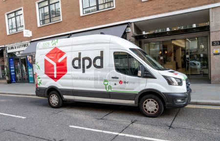 Téléchargez les photos : Londres, Royaume-Uni - mars 21, 2024 : DPD electric delivery van in London. Geopost (anciennement DPDgroup) est un service international de livraison de colis basé à Issy les Moulineaux, France. - en image libre de droit