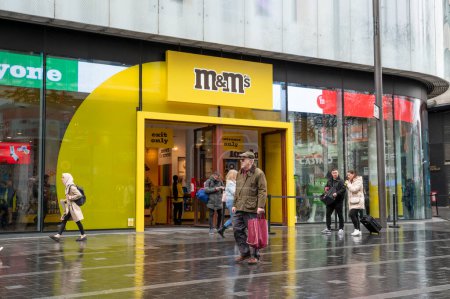 Foto de Londres, Reino Unido - 22 de marzo de 2024: M and M shop, M & M 'S store, Leicester Square, Central London. - Imagen libre de derechos