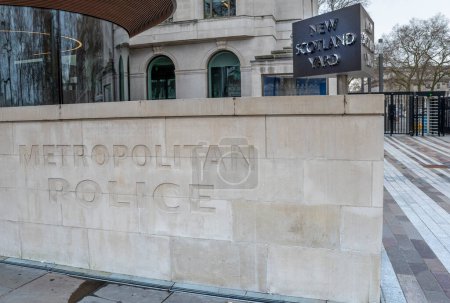 Signature de la gare de triage New Scotland au siège de la police métropolitaine de Londres.