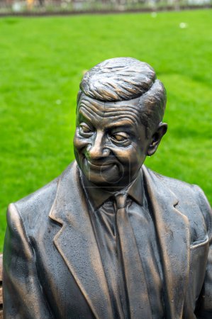 Foto de Londres, Reino Unido - 22 de marzo de 2024: Estatua del Sr. Bean sentada en un banco. Estatua de bronce Rowan Atkinson en Londres. Reino Unido. - Imagen libre de derechos