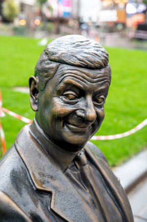 Téléchargez les photos : Londres, Royaume-Uni - 22 mars 2024 : Statue de M. Bean assis sur un banc. Statue en bronze Rowan Atkinson à Londres. Royaume Uni. - en image libre de droit