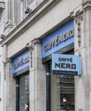 Foto de Londres, Reino Unido - 22 de marzo de 2024: Caffe Nero coffee shop exterior in London. Reino Unido. - Imagen libre de derechos