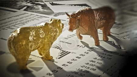 Bären- und Bullenfiguren auf Wirtschaftszeitungsseiten. 3D-Illustration.