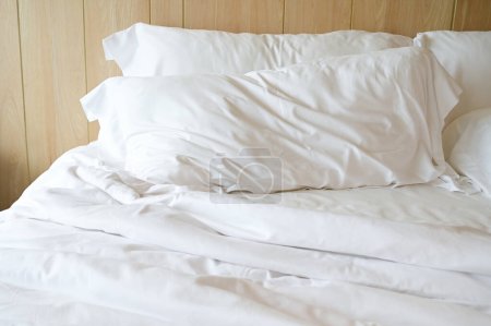 Téléchargez les photos : Lit blanc et oreillers dans la chambre - en image libre de droit