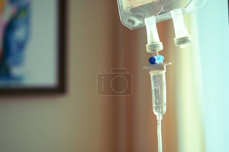 Téléchargez les photos : Liquide intraveineux pour traiter le patient à l'hôpital - en image libre de droit