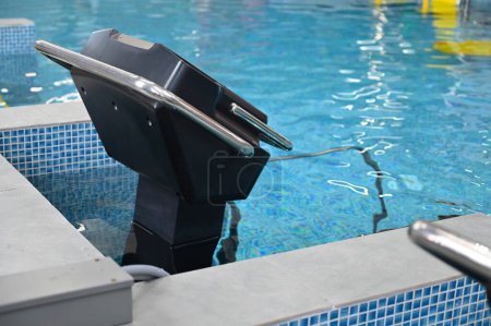 Téléchargez les photos : Tapis de course aquatique dans la piscine pour la thérapie physique - en image libre de droit