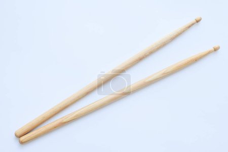 Foto de Bastón de madera aislado sobre fondo blanco, objeto para tocar el tambor - Imagen libre de derechos