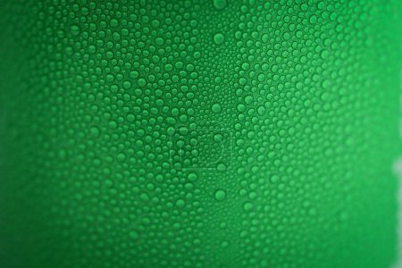 Téléchargez les photos : Goutte d'eau sur fond de canettes vertes, texture de l'emballage en aluminium froid - en image libre de droit