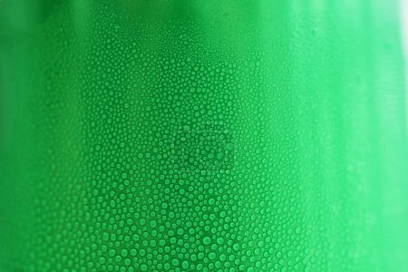 Téléchargez les photos : Goutte d'eau sur fond de canettes vertes, texture du paquet de boissons en aluminium froid - en image libre de droit