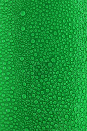 Téléchargez les photos : Goutte d'eau sur fond de canettes vertes, texture du paquet de boissons en aluminium froid - en image libre de droit