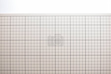 tablero de estera de corte gris sobre fondo blanco con línea y escala patrón de guía de medición para el diseño de arte de objeto, equipo de herramientas de trabajo artesanal bricolaje