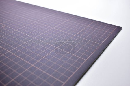 tablero de estera de corte negro sobre fondo blanco con línea y escala patrón de guía de medición para el diseño de arte de objeto, equipo de herramientas de trabajo artesanal bricolaje