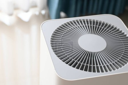 Foto de Tecnología de purificador de aire polvo limpio pm 2.5 en sala de estar dentro del hogar para el cuidado saludable del sistema respiratorio - Imagen libre de derechos