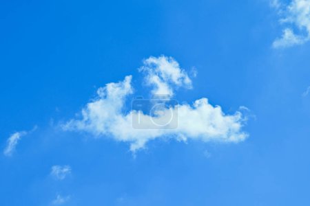 Foto de Cielo azul claro con nube blanca, buen tiempo en la mañana tener un buen día - Imagen libre de derechos