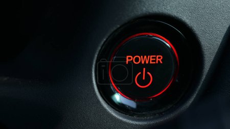Téléchargez les photos : Poussez le bouton de système de moteur de puissance de démarrage de la voiture électrique - en image libre de droit