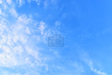 Foto de Hermoso cielo azul con nube blanca, fondo natural en primavera - Imagen libre de derechos