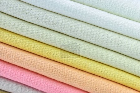 Foto de Pila de ropa de algodón de colores, primer plano pila de ropa - Imagen libre de derechos
