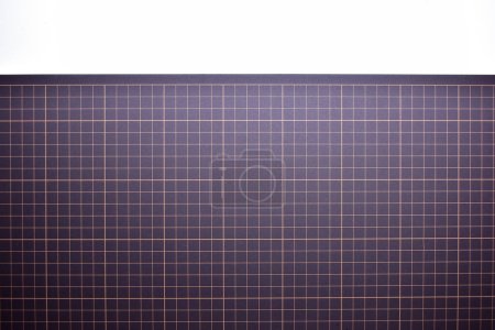 Foto de Tablero de estera de corte negro sobre fondo blanco con línea y escala patrón de guía de medición para el diseño de arte de objeto, equipo de herramientas de trabajo artesanal bricolaje - Imagen libre de derechos