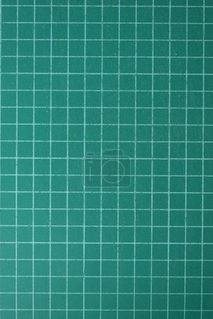 Foto de Fondo de tablero de estera de corte verde con línea y escala patrón de guía de medición para el diseño de objetos de arte, equipo de herramientas de trabajo artesanal bricolaje - Imagen libre de derechos