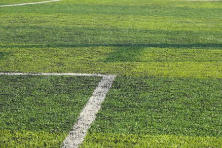 Foto de Césped verde artificial césped campo de fútbol deportivo con gránulos de caucho negro relleno - Imagen libre de derechos
