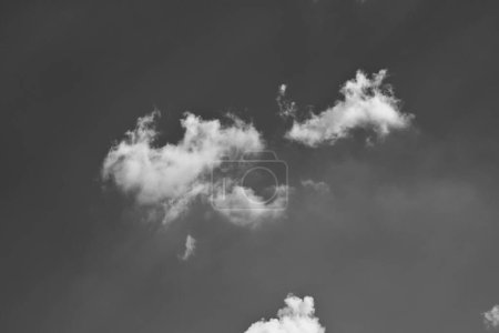 Foto de Imagen en blanco y negro, cielo bullicioso con nube - Imagen libre de derechos