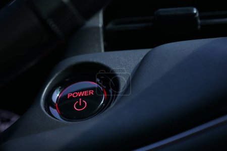 Foto de Pulsar el botón del sistema de motor de arranque del coche del vehículo eléctrico - Imagen libre de derechos