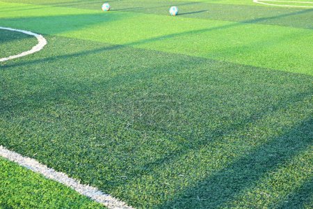 Foto de Campo de fútbol de césped verde artificial con línea blanca - Imagen libre de derechos