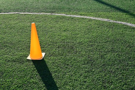 Foto de Campo de fútbol de césped verde artificial con conos de entrenamiento naranja - Imagen libre de derechos