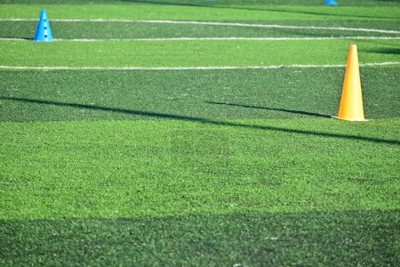 Foto de Césped verde artificial campo de fútbol con conos de entrenamiento - Imagen libre de derechos